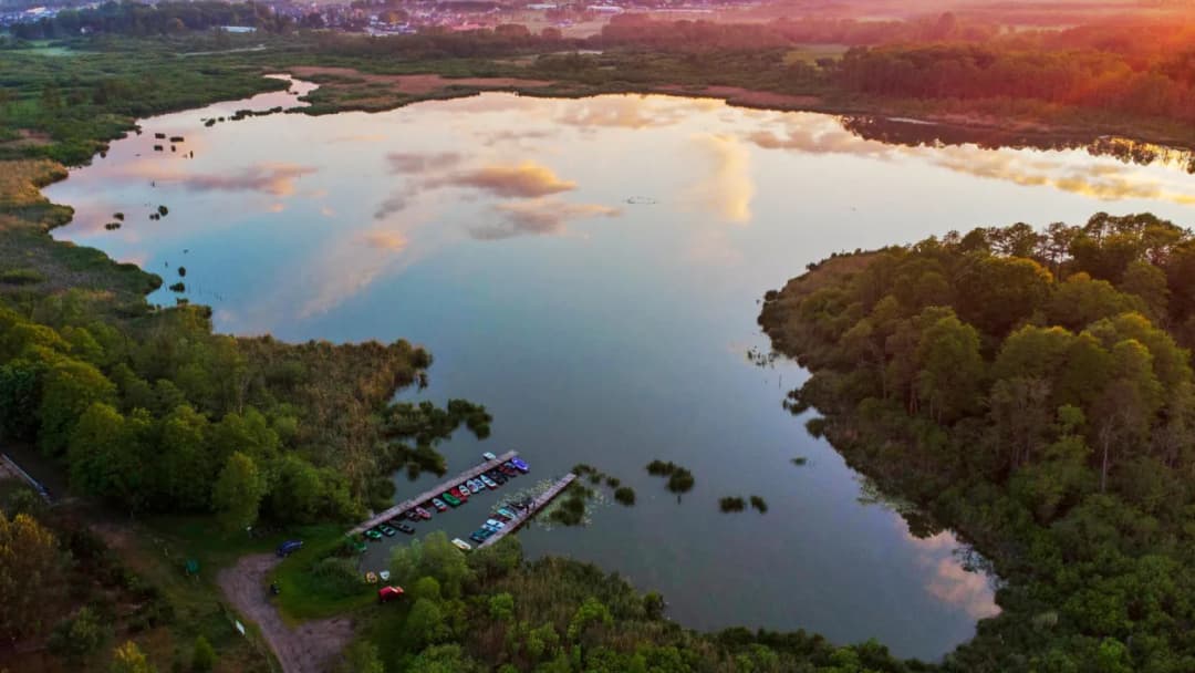 Gdzie na ryby z noclegiem: najlepsze miejsca na wędkowanie w Polsce