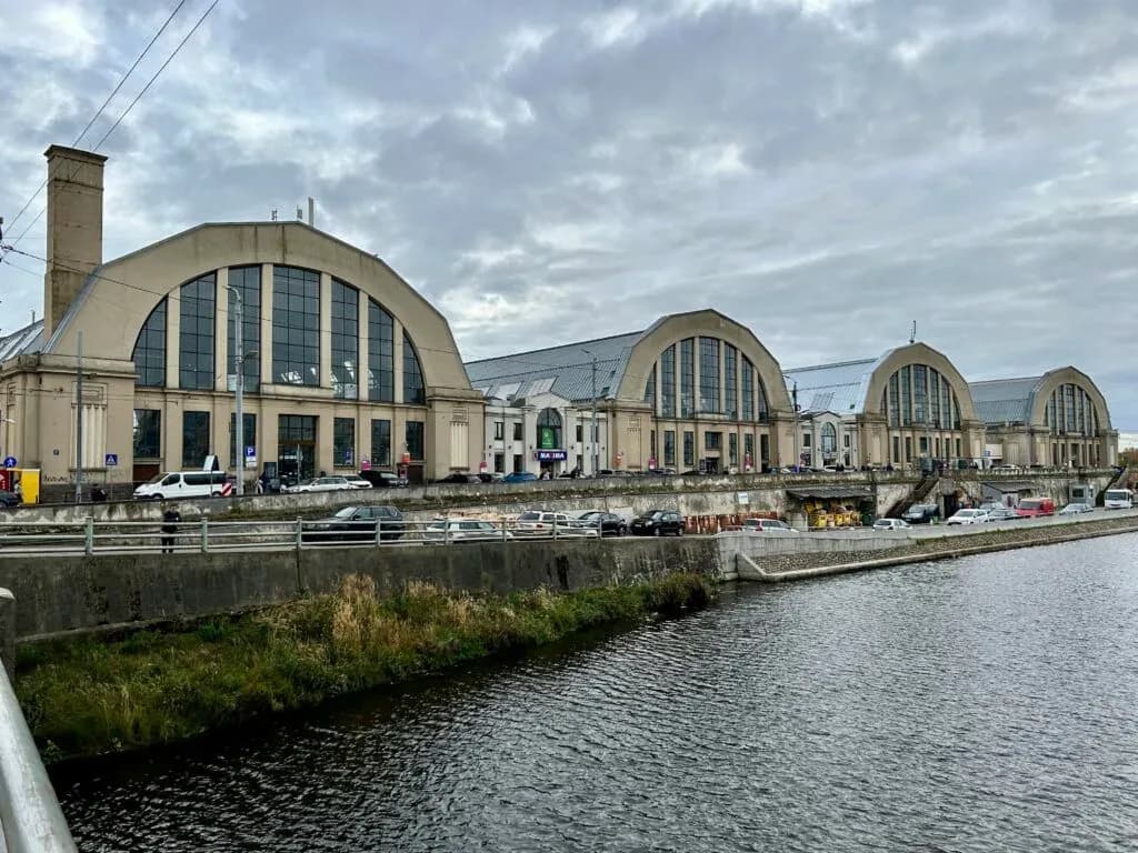 Gdzie zjeść w Rydze: Odkryj najlepsze lokale i smaki Łotwy